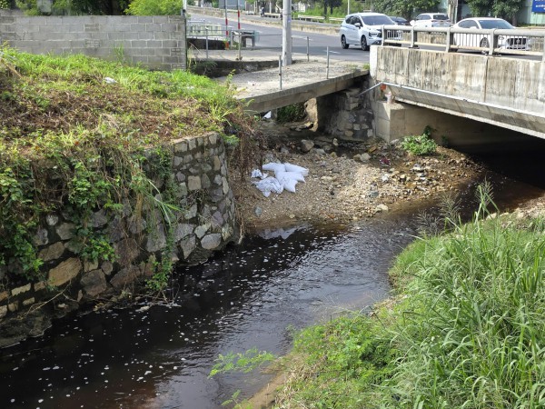 Nước rỉ rác 'tấn công' biển Nha Trang: Dòng nước ô nhiễm chảy xuyên khu dân cư