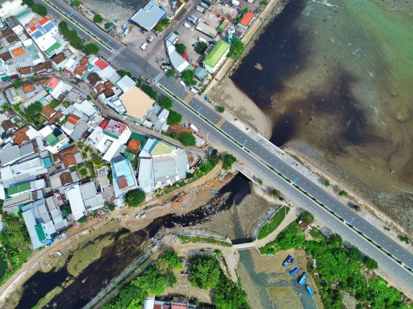 Nước rỉ rác 'tấn công' biển Nha Trang: Dòng nước ô nhiễm chảy xuyên khu dân cư