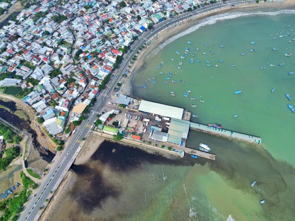 Nước rỉ rác 'tấn công' biển Nha Trang: Dòng nước ô nhiễm chảy xuyên khu dân cư