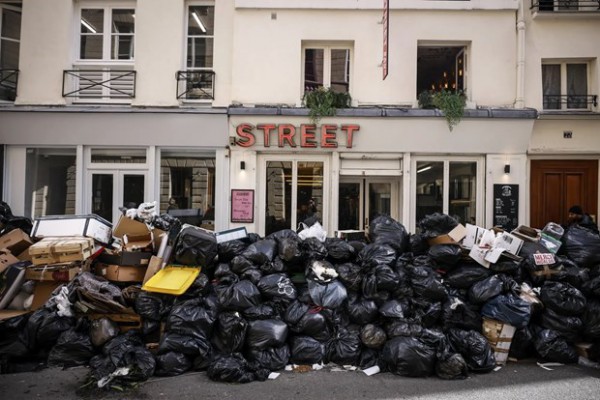 Pháp: Thủ đô Paris đối mặt với tình trạng quá tải rác sinh hoạt