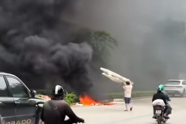 Phạt người đốt rác tạo khói đen bao trùm cầu Thăng Long