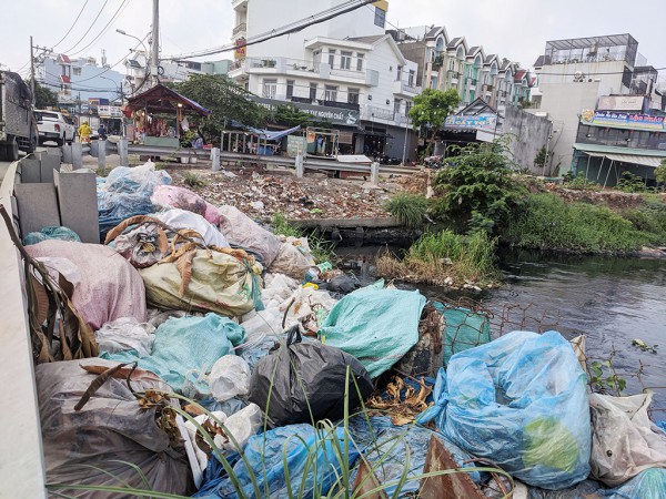 Rác ngập bên hông những chiếc cầu