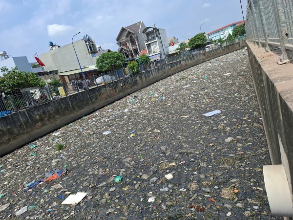 Rác ngập mặt kênh