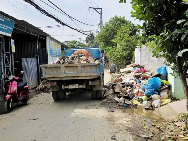 Rác thải sau lũ chất đống: Khánh Hòa dự kiến dọn xong trước 6.12, huy động làm xuyên đêm