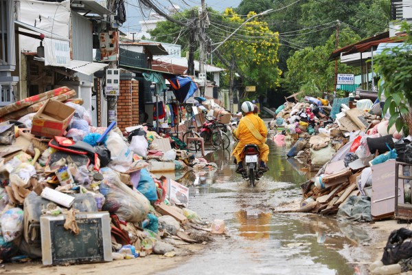 Rác thải sau lũ chất đống: Khánh Hòa dự kiến dọn xong trước 6.12, huy động làm xuyên đêm