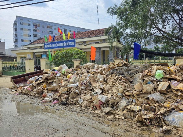Rác thải sau lũ chất đống: Khánh Hòa huy động làm xuyên đêm, dự kiến dọn xong trước 5.12