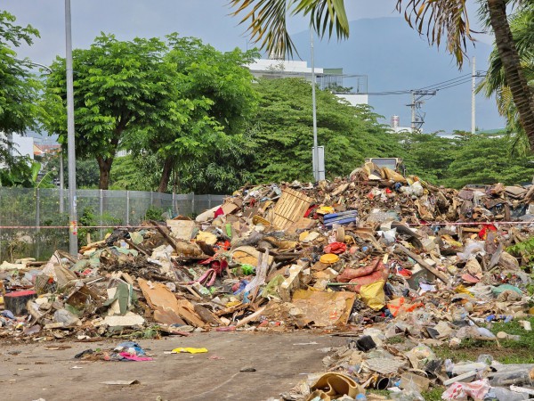 Rác thải sau lũ chất đống: Khánh Hòa huy động làm xuyên đêm, dự kiến dọn xong trước 5.12