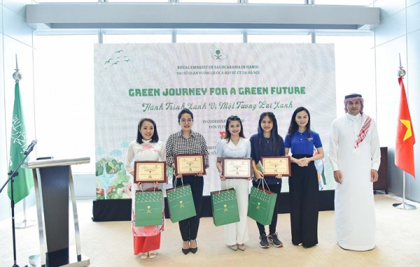 Saudi Arabia trao giải Cuộc thi “Hành trình xanh vì một tương lai xanh”