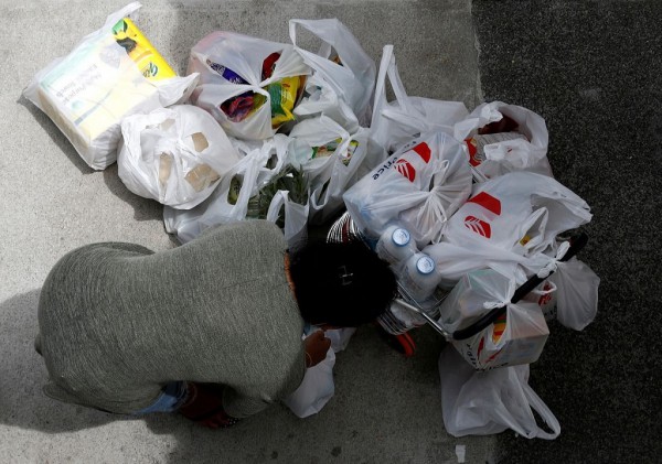 Singapore thu phí túi ni-lông để giảm rác thải