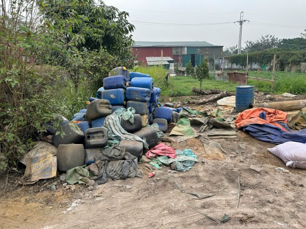 Tạm giữ 3 chủ xưởng phân kim xả 7 tấn chất thải nguy hại ra môi trường