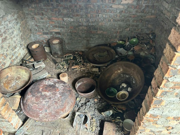 Tạm giữ 3 chủ xưởng phân kim xả 7 tấn chất thải nguy hại ra môi trường