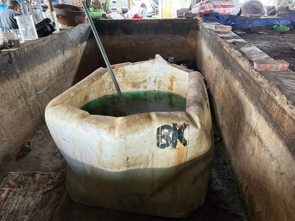 Tạm giữ 3 chủ xưởng phân kim xả 7 tấn chất thải nguy hại ra môi trường