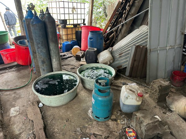 Tạm giữ 3 chủ xưởng phân kim xả 7 tấn chất thải nguy hại ra môi trường