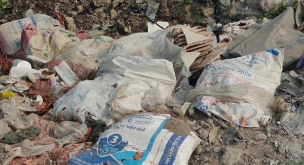 Thừa Thiên Huế: Rác thải gây ô nhiễm mất mỹ quan đường Trưng Nữ Vương