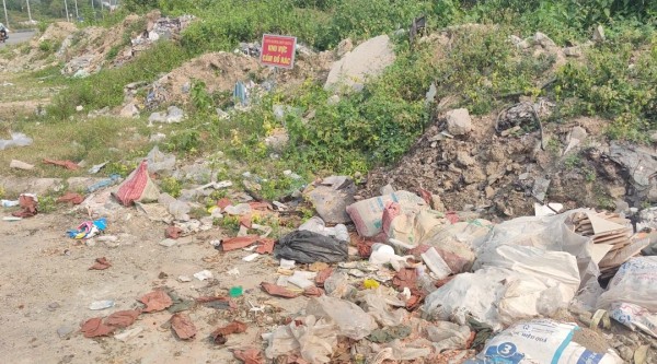 Thừa Thiên Huế: Rác thải gây ô nhiễm mất mỹ quan đường Trưng Nữ Vương