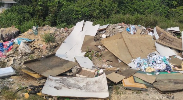 Thừa Thiên Huế: Rác thải gây ô nhiễm mất mỹ quan đường Trưng Nữ Vương