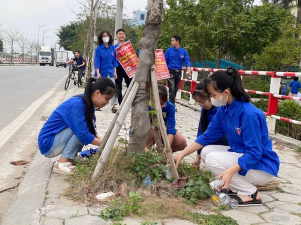 Tuổi trẻ Hải Dương tham gia dọn dẹp vệ sinh môi trường, xây dựng nông thôn mới