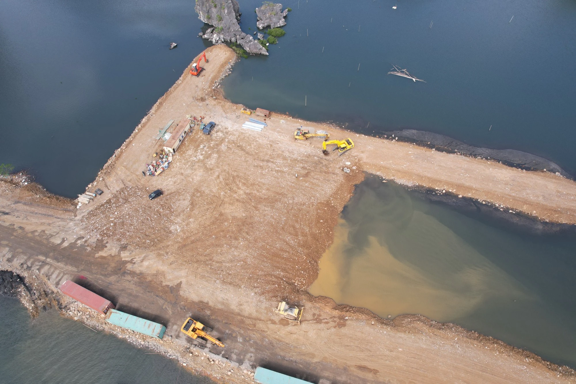 Xử phạt doanh nghiệp thi công đổ đất xuống vịnh Hạ Long 125 triệu đồng