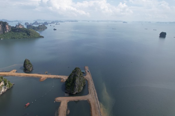 Xử phạt doanh nghiệp thi công đổ đất xuống vịnh Hạ Long 125 triệu đồng