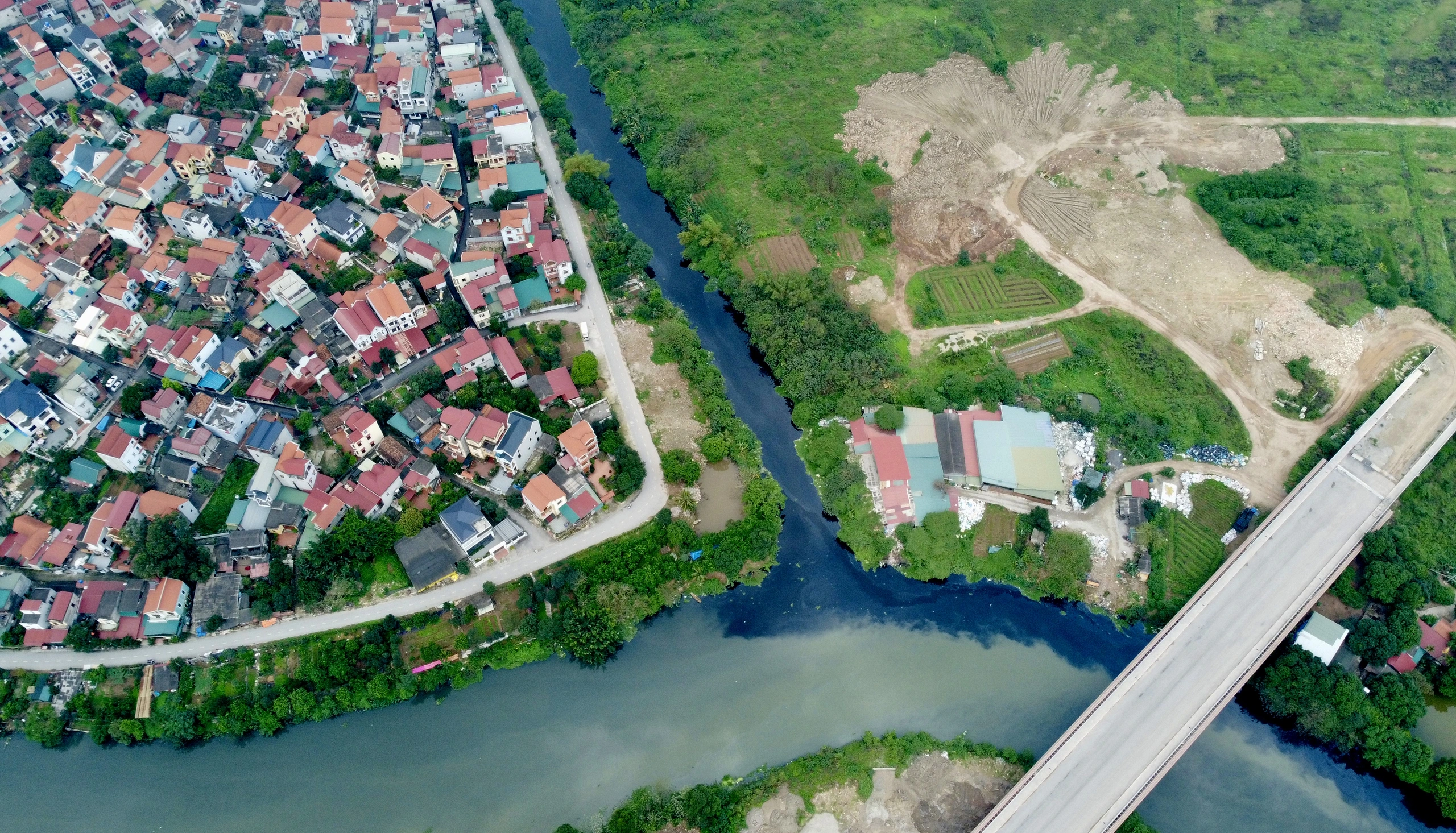 'Đầu độc' sông Bắc Hưng Hải, 155 trường hợp bị xử phạt hơn 6,7 tỉ đồng