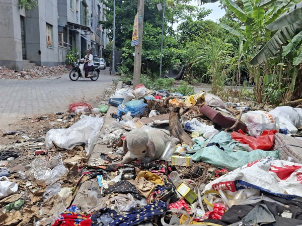 Điểm tập kết rác gần trường học