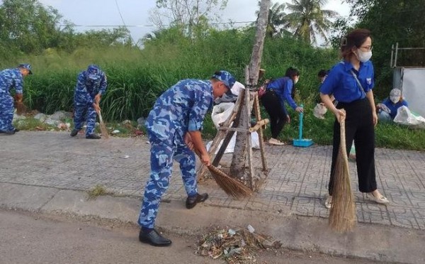 Đoàn thanh niên Cảnh sát biển 4 tổ chức hoạt động vệ sinh, bảo vệ môi trường
