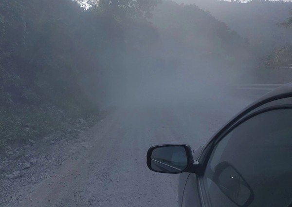 Đường Hồ Chí Minh mù mịt bụi thi công, tài xế 'dò đường' giữa ban ngày