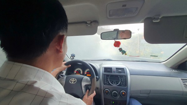 Đường Hồ Chí Minh mù mịt bụi thi công, tài xế 'dò đường' giữa ban ngày