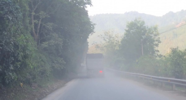 Đường Hồ Chí Minh mù mịt bụi thi công, tài xế 'dò đường' giữa ban ngày