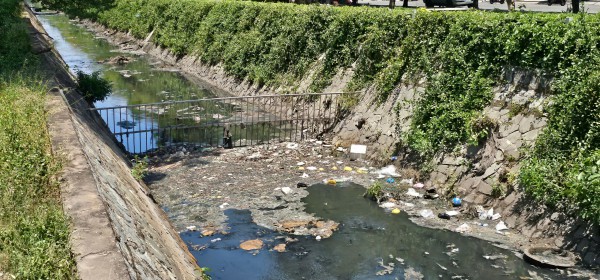 Ô nhiễm kênh 19 Tháng 5 ở TP.HCM: Rác thải bủa vây, nước đen bốc mùi thối