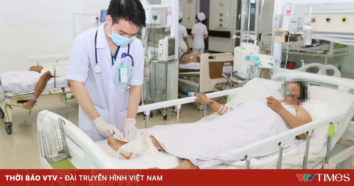 Chân bị hoại tử sau khi chữa rắn cắn tại nhà thầy lang