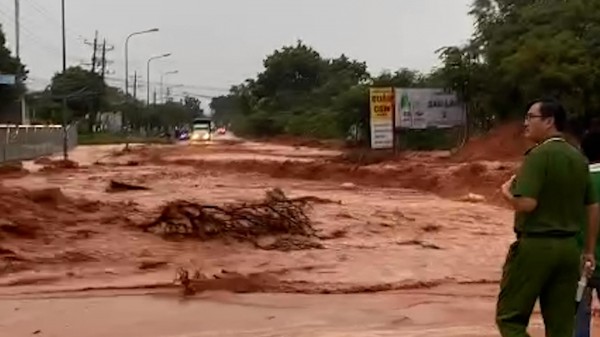 Cô gái trẻ bị lũ cát đỏ cuốn trôi trên đường phố Phan Thiết