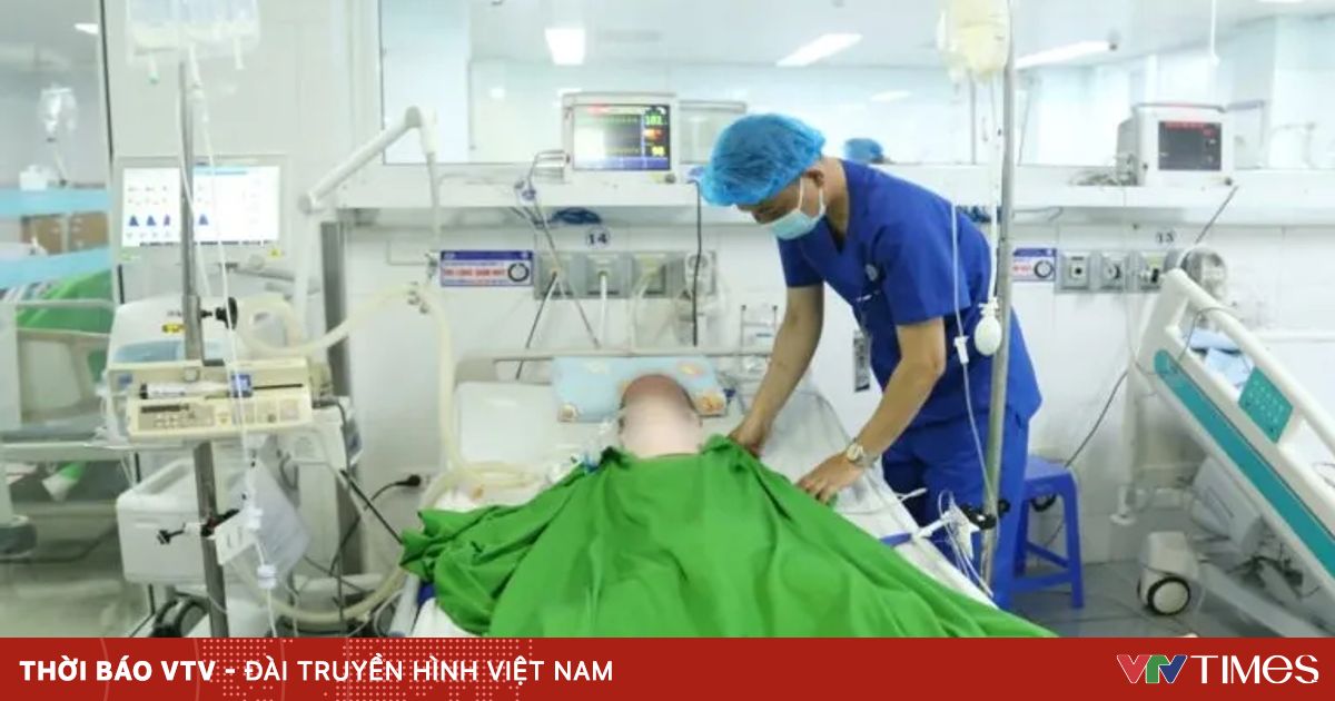 Cứu sống bé trai ngừng tuần hoàn do cửa cuốn kẹp vào cổ