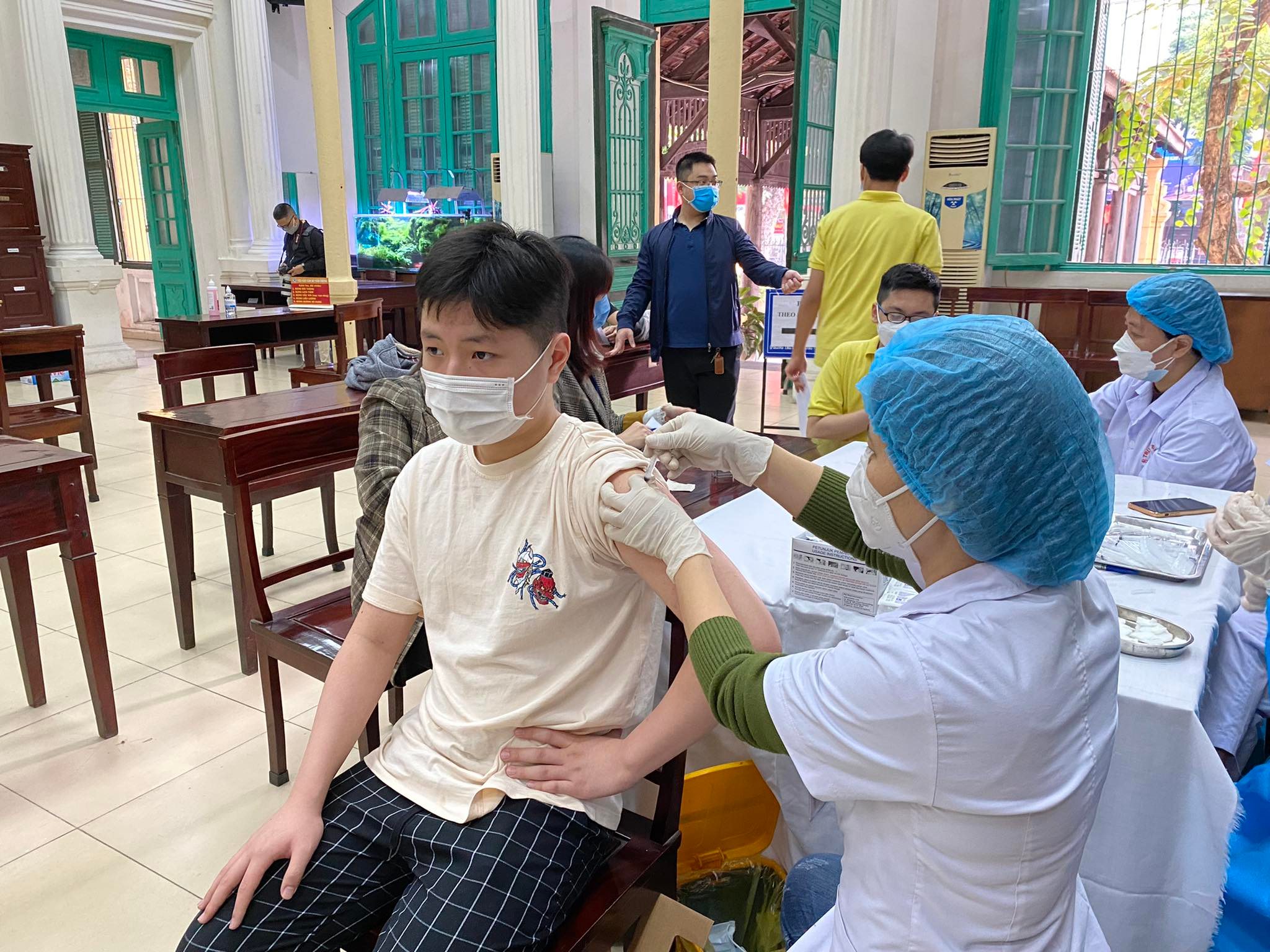 Hà Nội bắt đầu tiêm vaccine ngừa COVID-19 cho học sinh lớp 9