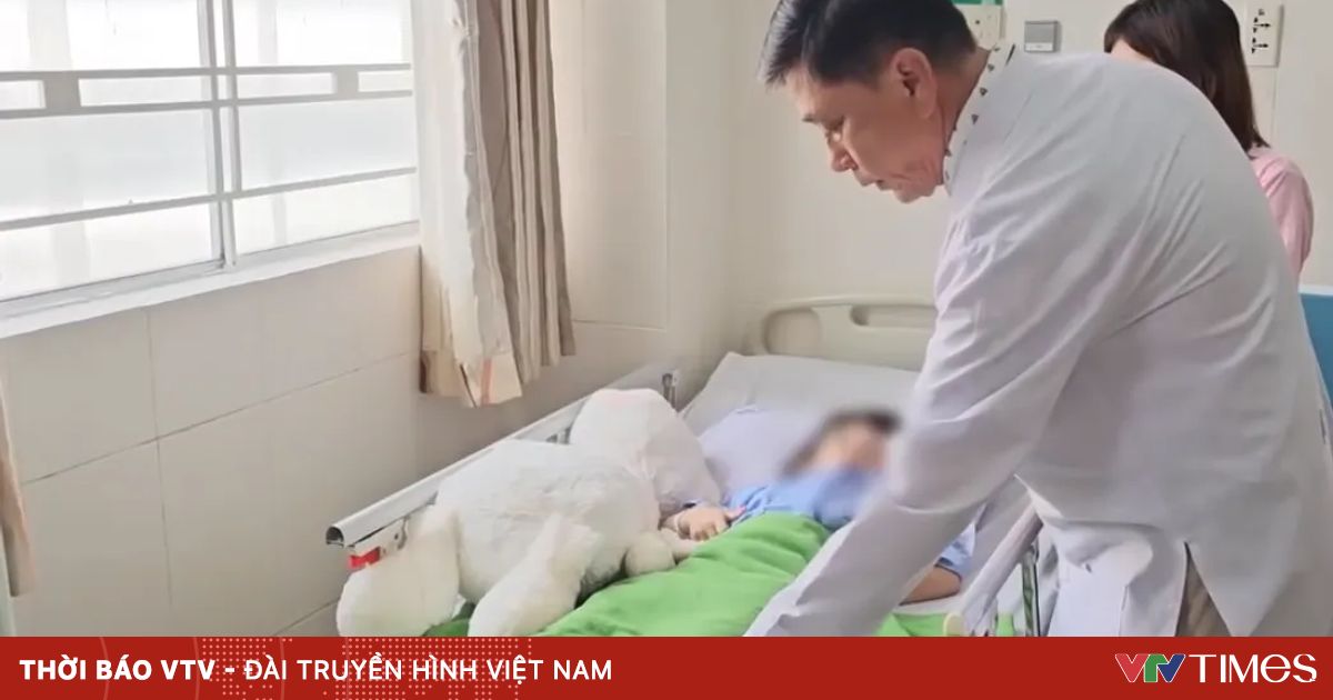 Mải xem điện thoại, bé gái bị kẹt chân vào cửa thang máy