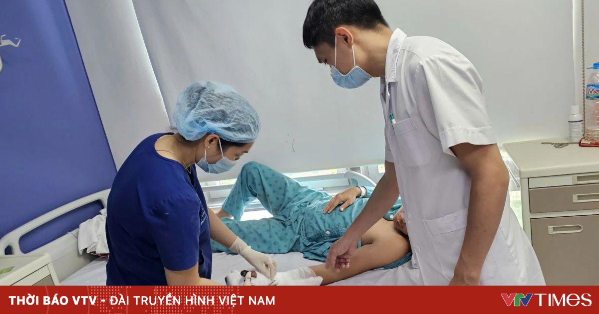 Nam thanh niên bị lột hết da bàn tay do kẹt vào máy cuốn