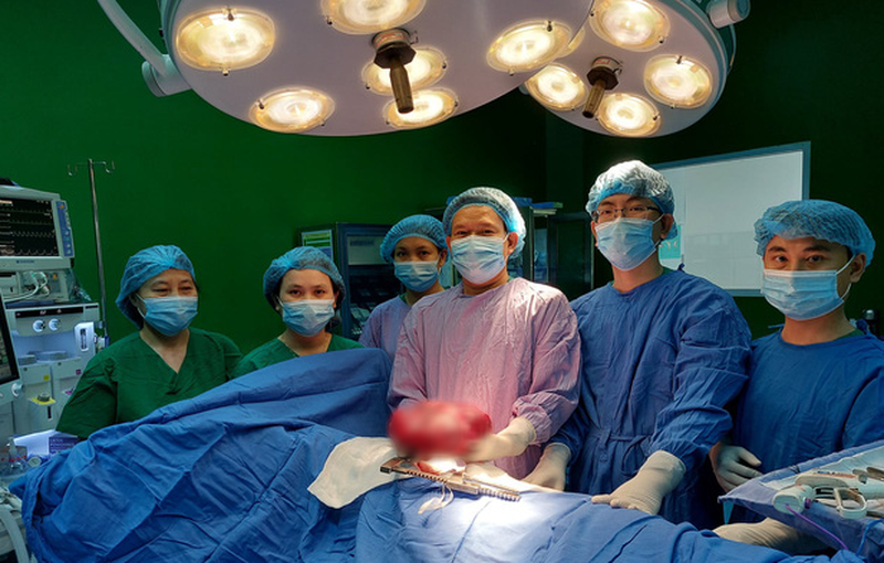 Phẫu thuật khối u trung thất nặng hơn 3kg chèn ép tim bệnh nhân