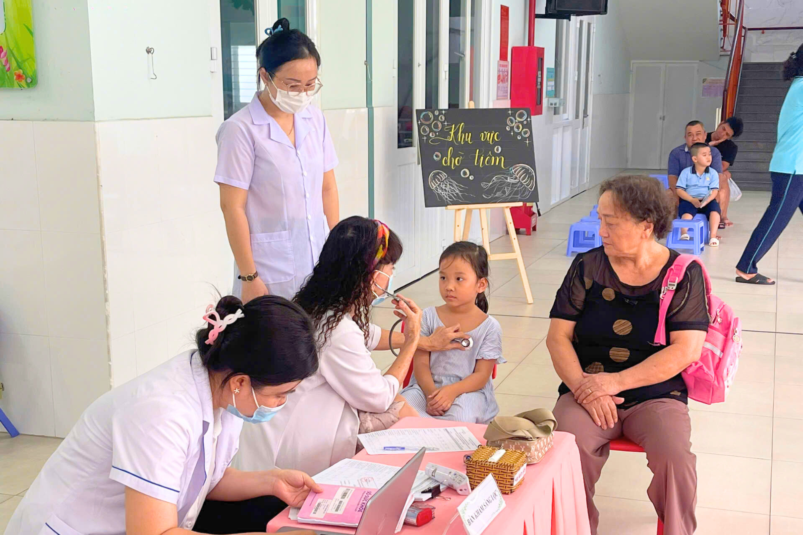 TP Hồ Chí Minh: Các điểm tiêm vaccine sởi tại trường học diễn ra sôi động vào ngày cuối tuần