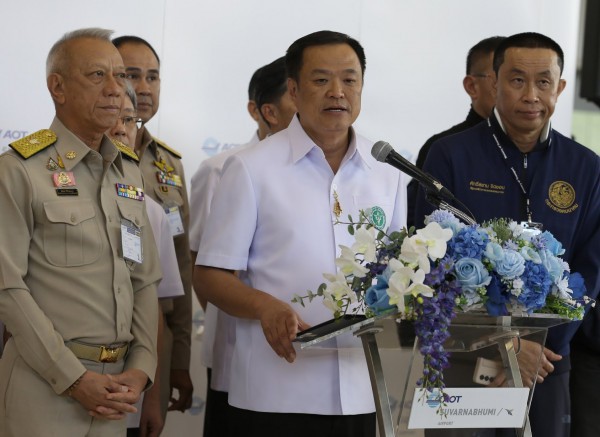 Ba bộ trưởng của Thái Lan ra sân bay đón gần 300 du khách Trung Quốc
