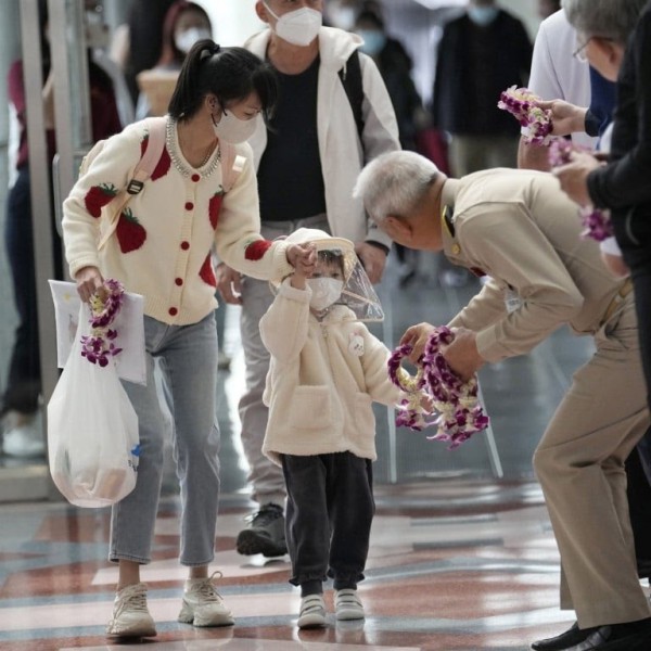 Ba bộ trưởng của Thái Lan ra sân bay đón gần 300 du khách Trung Quốc
