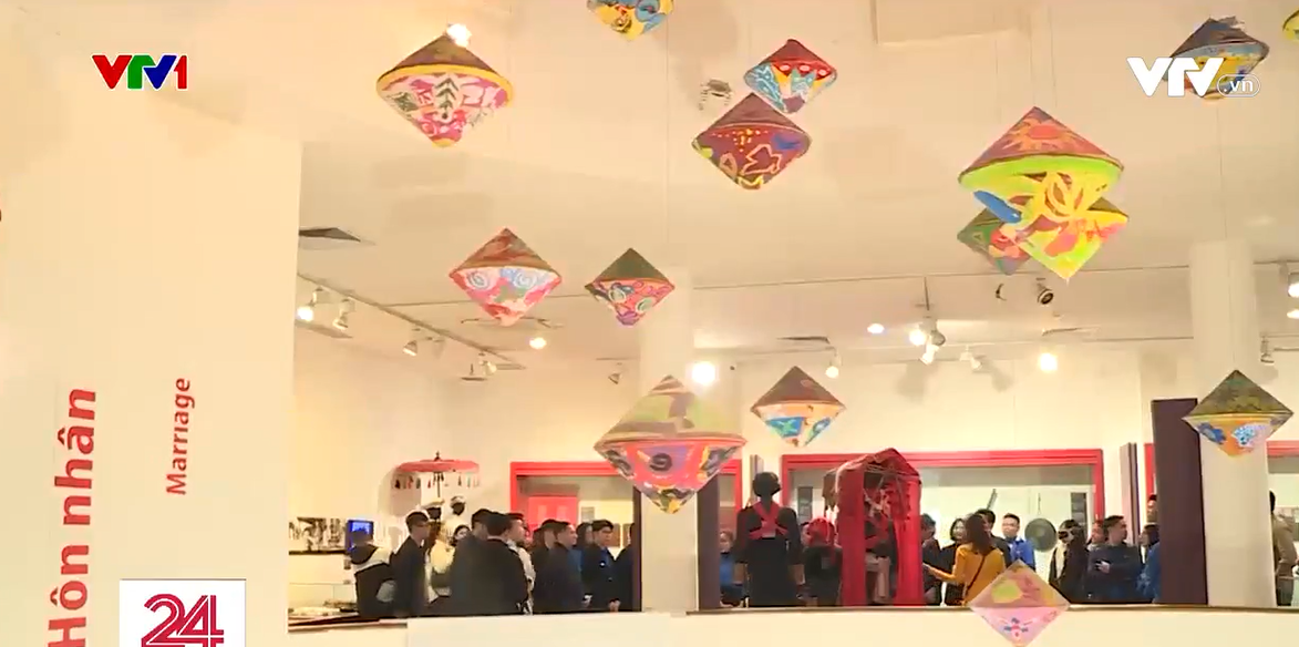 Các di tích, làng nghề truyền thống ngày càng thu hút du khách trẻ Các di tích, làng nghề truyền thống ngày càng thu hút du khách trẻ