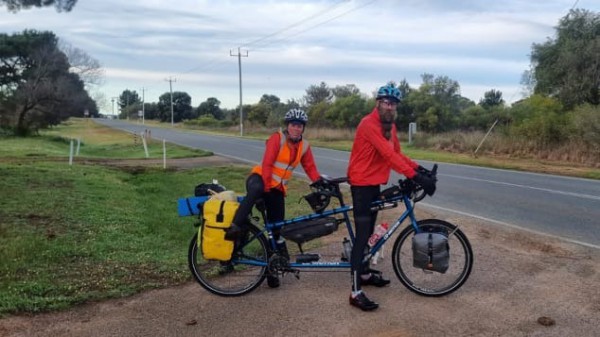 Cặp vợ chồng du lịch vòng quanh thế giới bằng xe đạp Cặp vợ chồng du lịch vòng quanh thế giới bằng xe đạp