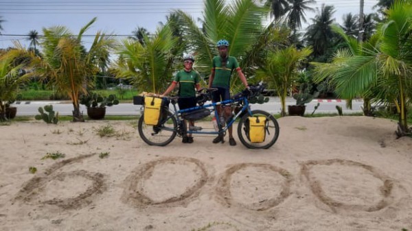 Cặp vợ chồng du lịch vòng quanh thế giới bằng xe đạp Cặp vợ chồng du lịch vòng quanh thế giới bằng xe đạp
