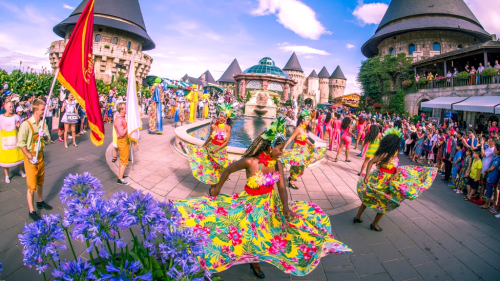Carnival đường phố mở màn Lễ hội Du lịch biển Sầm Sơn 2019 diễn ra ngày 13/4 với nhiều hoạt động hấp dẫn.