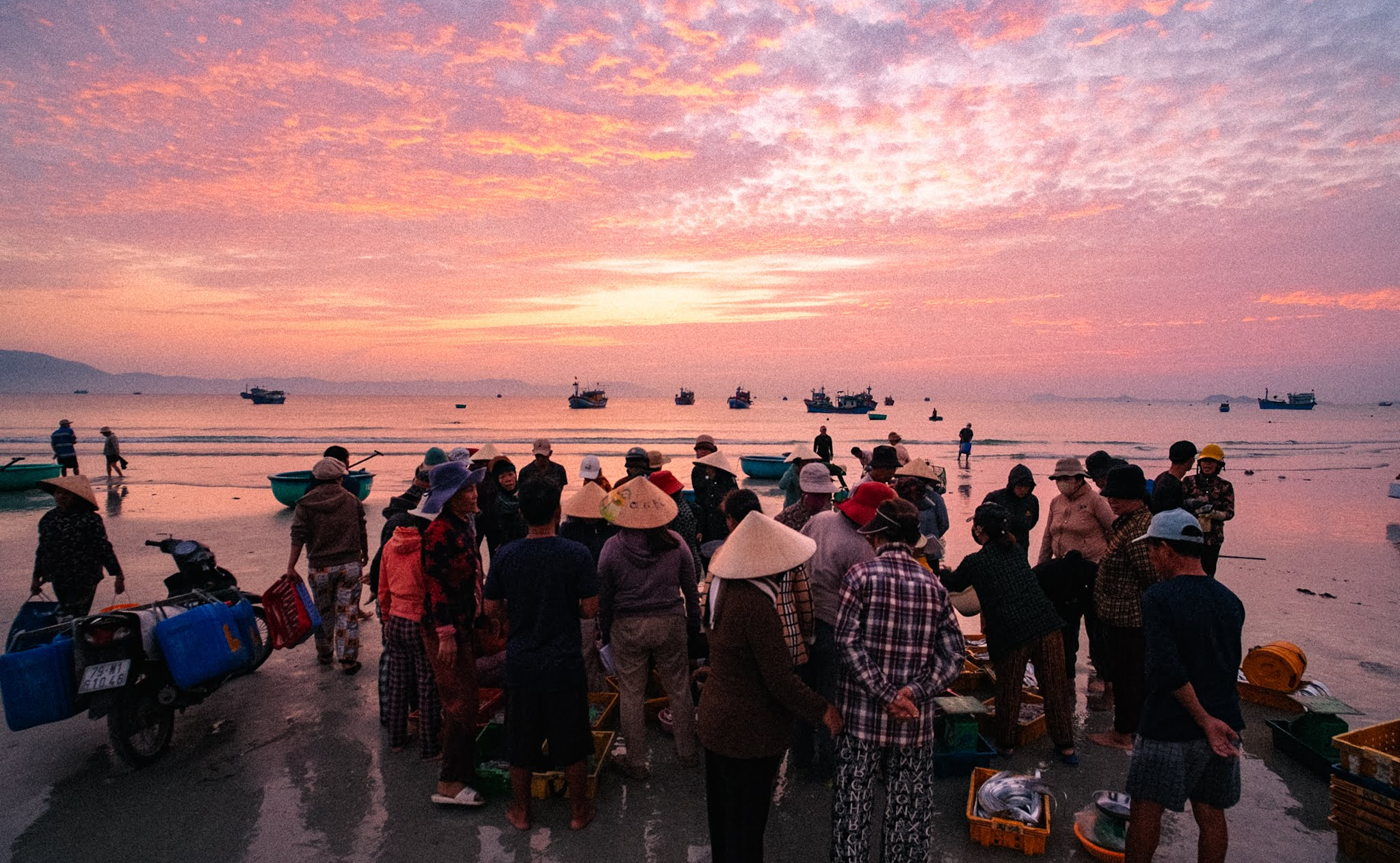 Chờ mực tươi, đúc bánh xèo nóng ngay tại làng chài Ninh Thủy