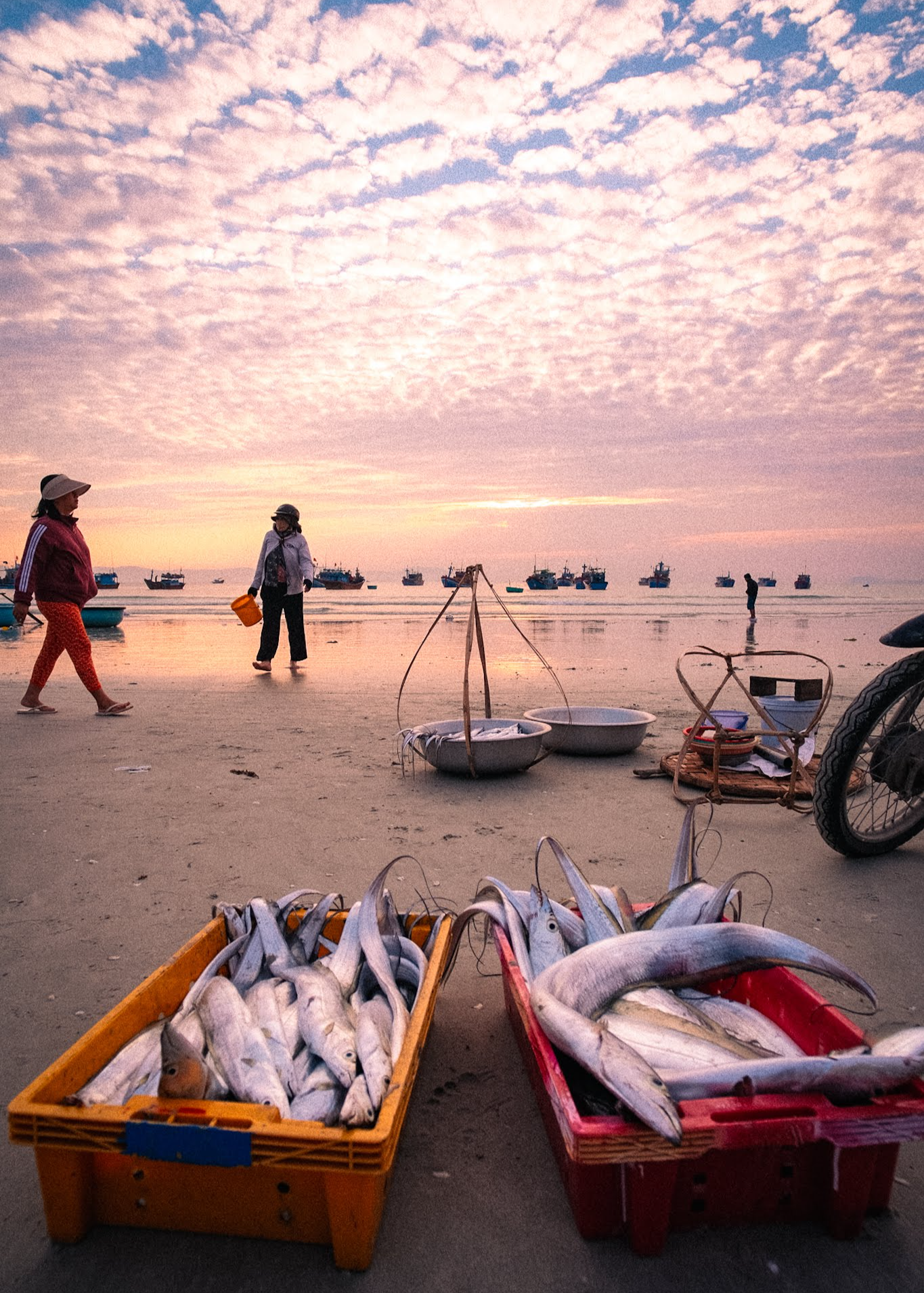 Chờ mực tươi, đúc bánh xèo nóng ngay tại làng chài Ninh Thủy