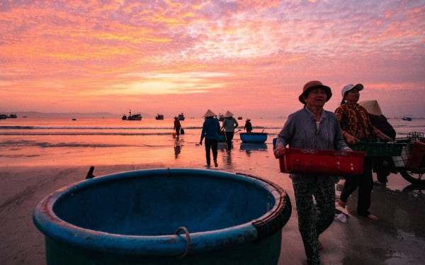 Chờ mực tươi, đúc bánh xèo nóng ngay tại làng chài Ninh Thủy