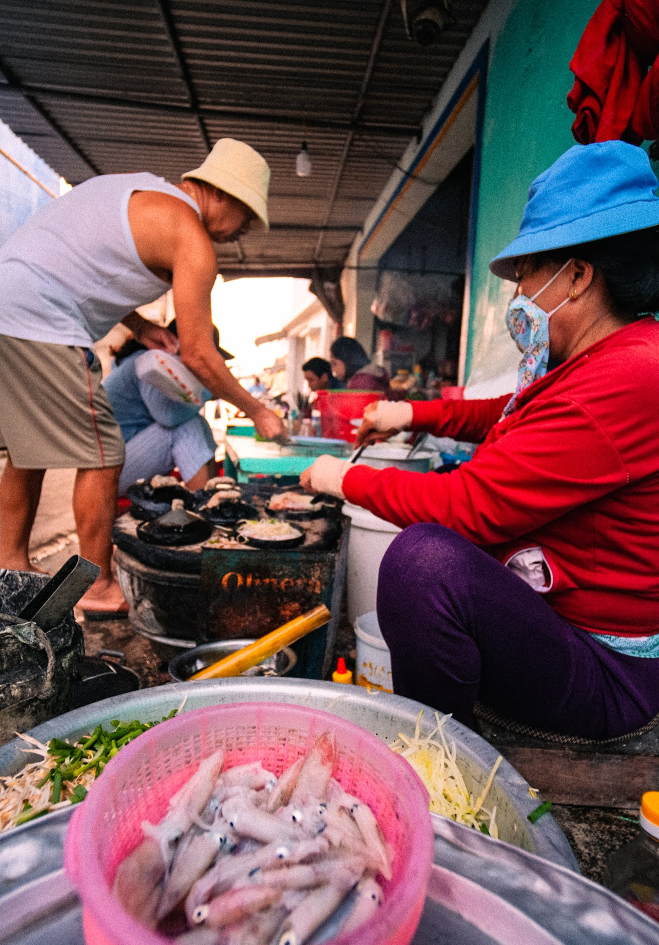 Chờ mực tươi, đúc bánh xèo nóng ngay tại làng chài Ninh Thủy