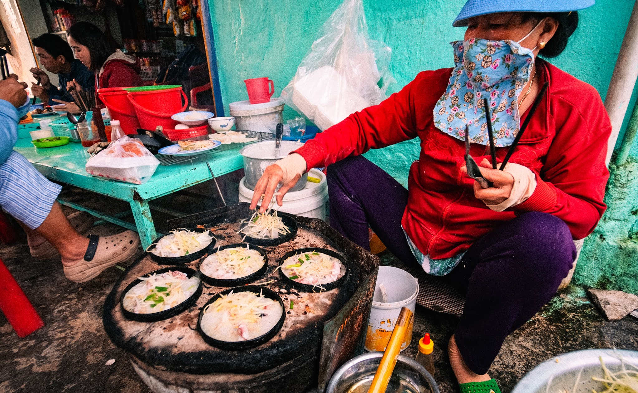 Chờ mực tươi, đúc bánh xèo nóng ngay tại làng chài Ninh Thủy