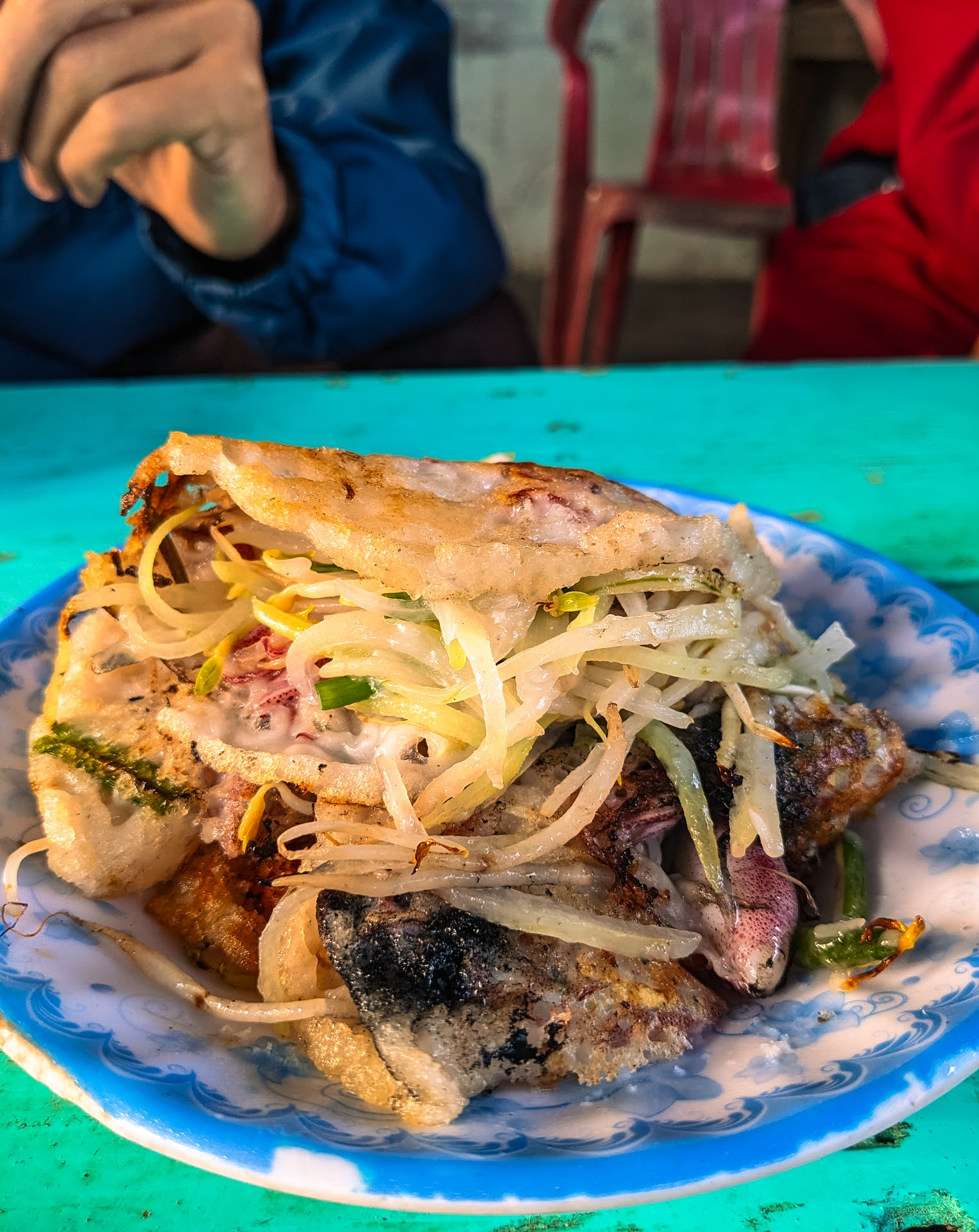 Chờ mực tươi, đúc bánh xèo nóng ngay tại làng chài Ninh Thủy